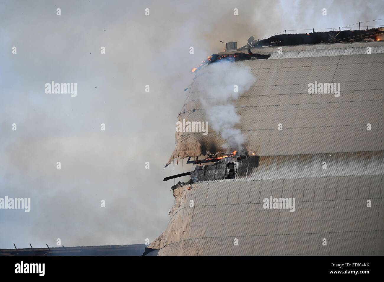 TUSTIN, CALIFORNIE - 7 NOVEMBRE 2023 : le hangar MCAS Tustin Blimp en feu. Banque D'Images