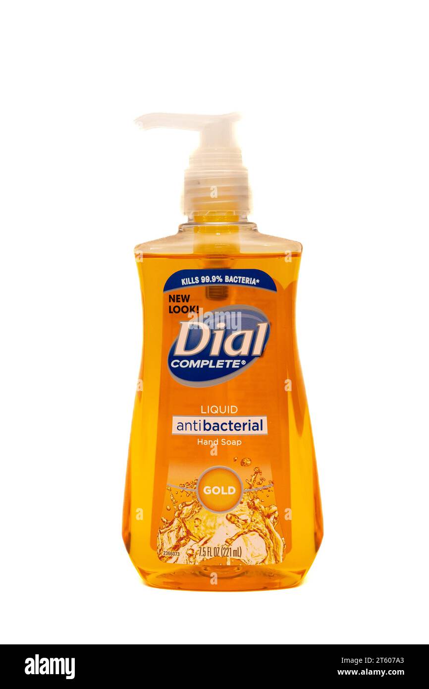 Image d'une bouteille de pompe en plastique transparent de savon à mains antibactérien or liquide Dial Complete, tue 99,9% des bactéries Banque D'Images