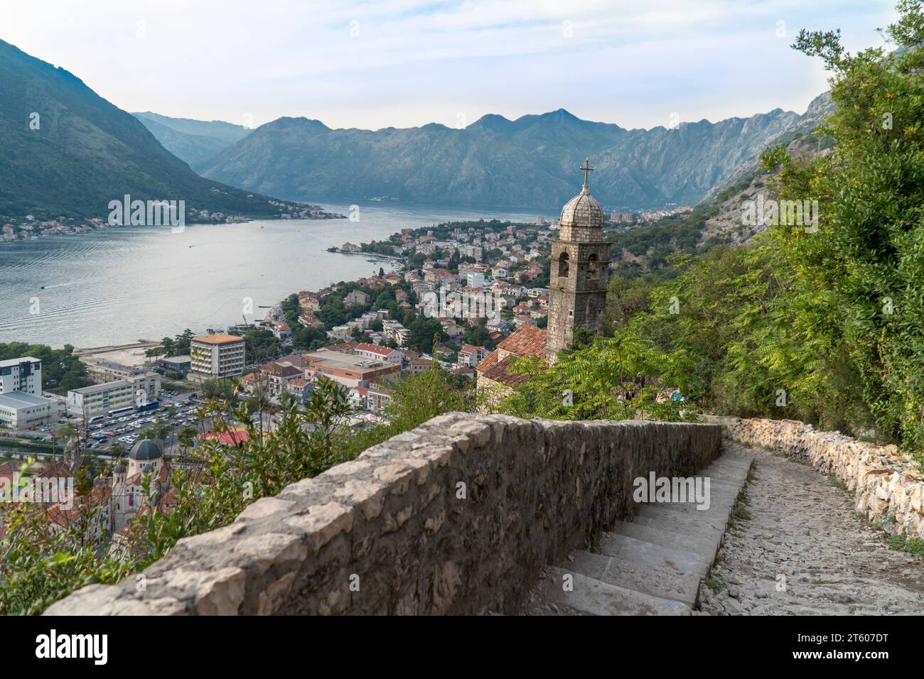 Vue sur la vieille ville de Kotor depuis les escaliers, ruines d'une ancienne forteresse de Kotor, Monténégro. Banque D'Images