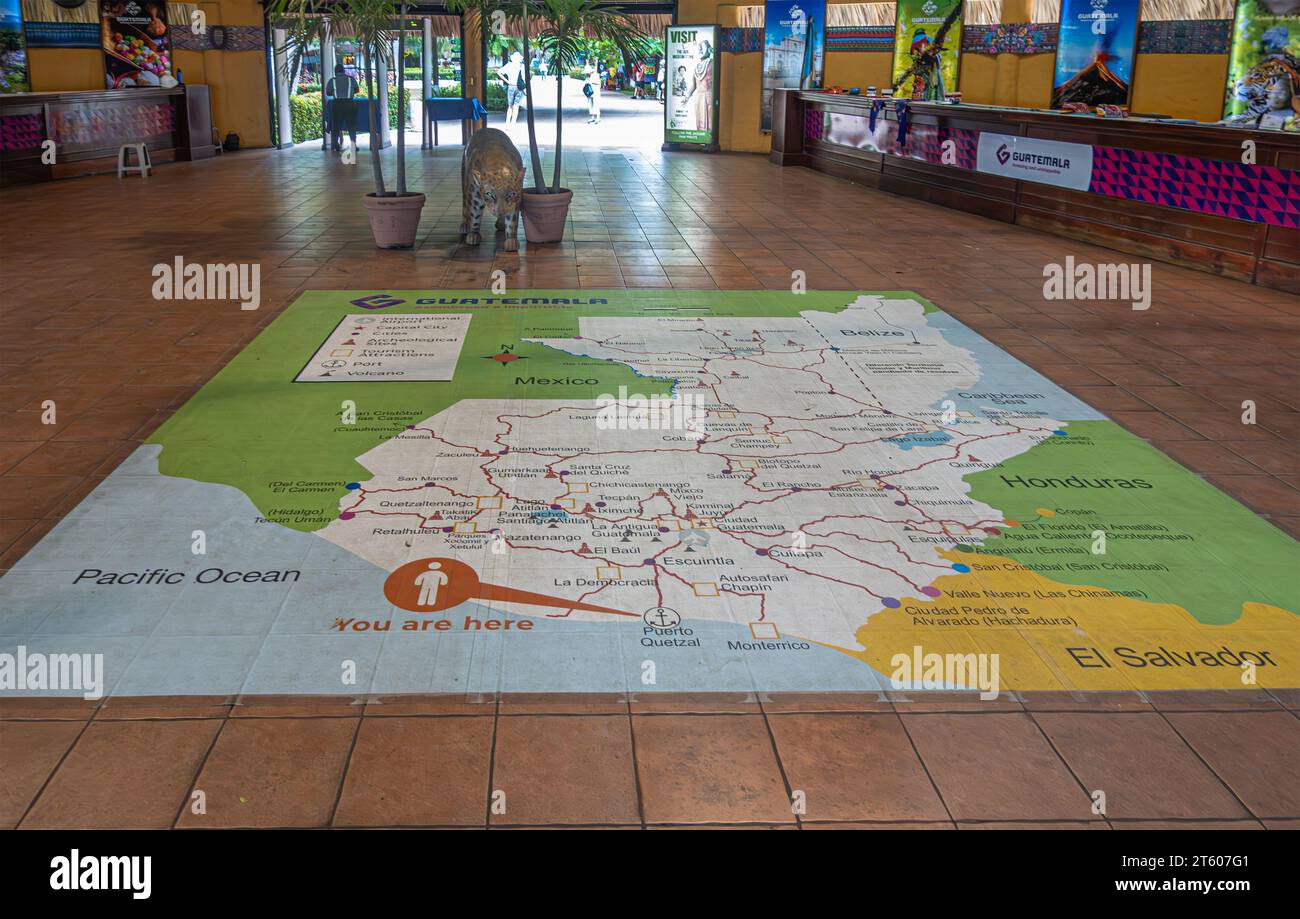 Guatemala, Puerto Quetzal - 20 juillet 2023 : carte géographique du pays peinte sur le plancher du terminal de croisière montrant le pays et les environs Banque D'Images