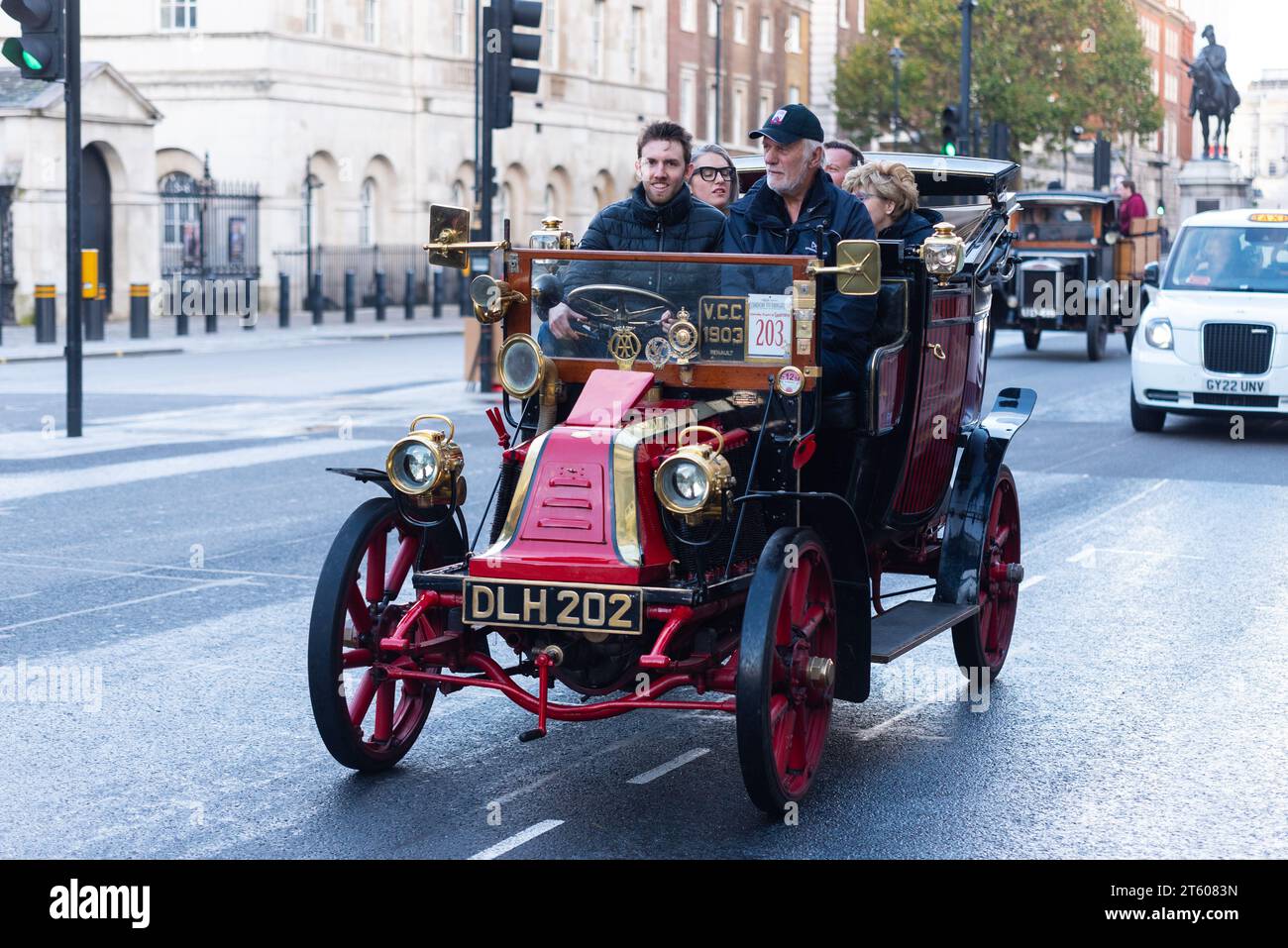 Voiture Renault 1903 participant à la course de voitures vétérans de Londres à Brighton, événement automobile vintage en passant par Westminster, Londres, Royaume-Uni Banque D'Images