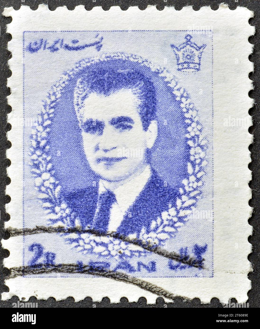 Timbre-poste annulé imprimé par l'Iran, qui montre le portrait de Mohammad Rezā Shāh Pahlavī (1919-1980), vers 1966. Banque D'Images