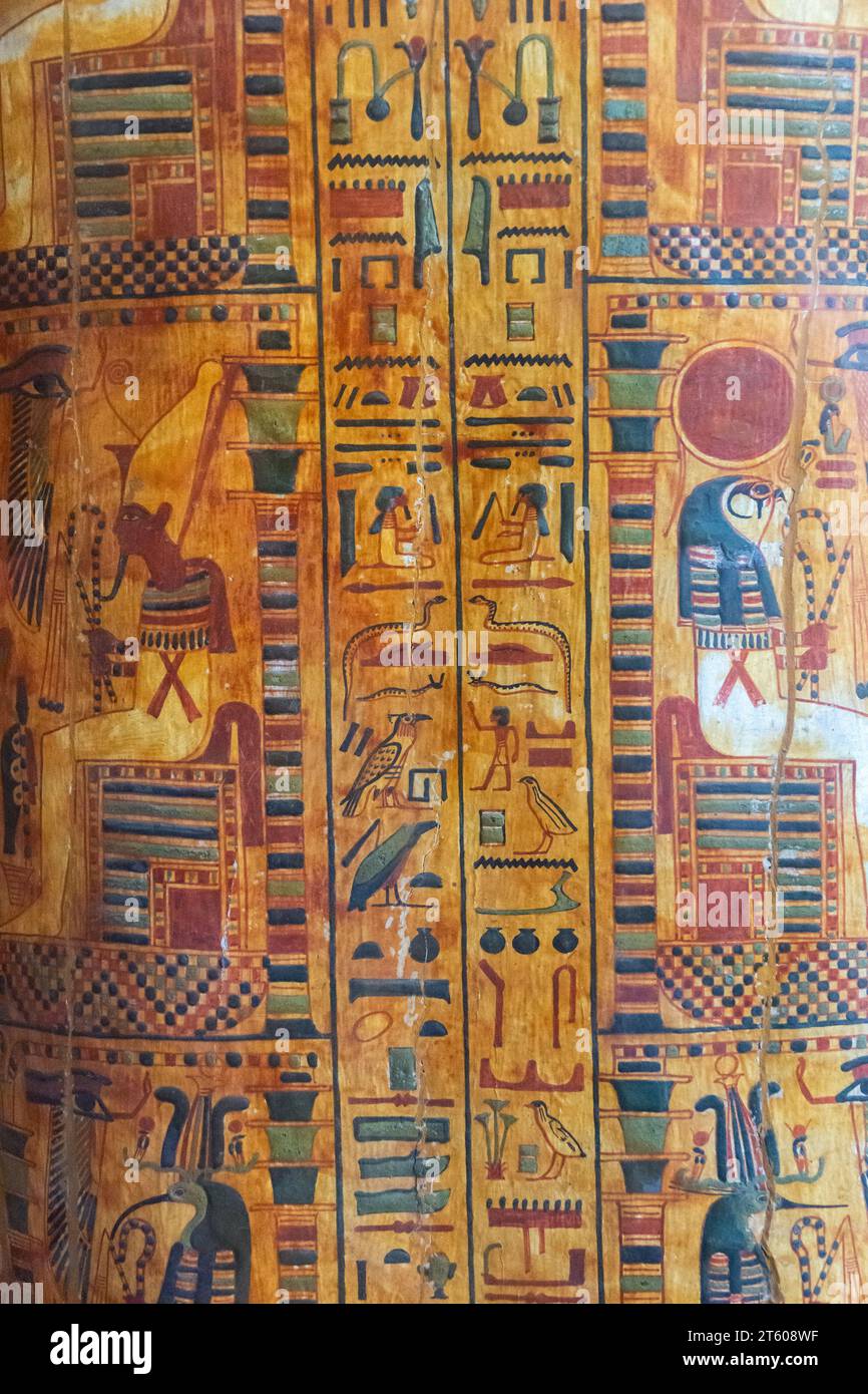 Dessins sur un ancien sarcophage égyptien au Musée du Caire Banque D'Images