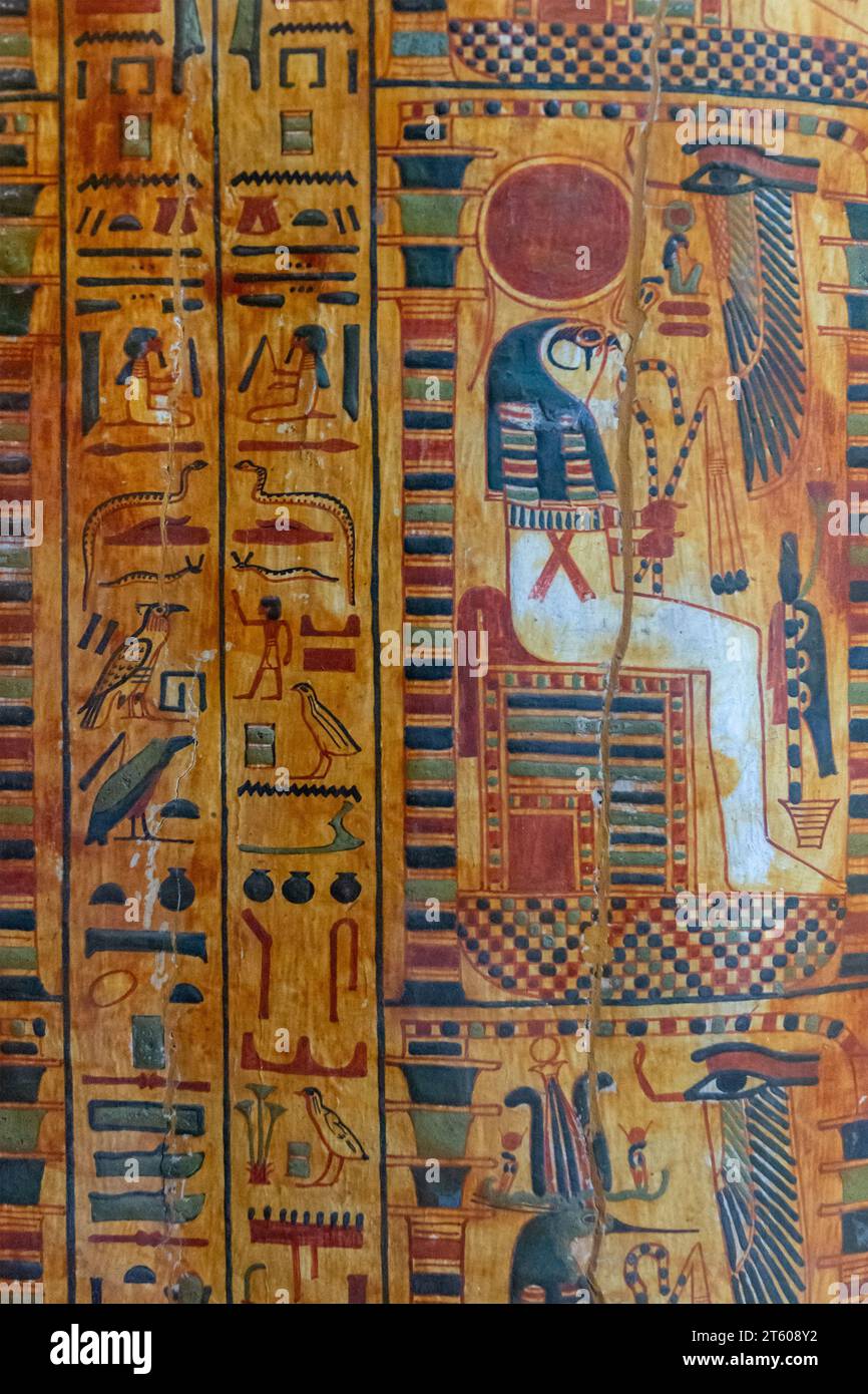 Dessins sur un ancien sarcophage égyptien au Musée du Caire Banque D'Images