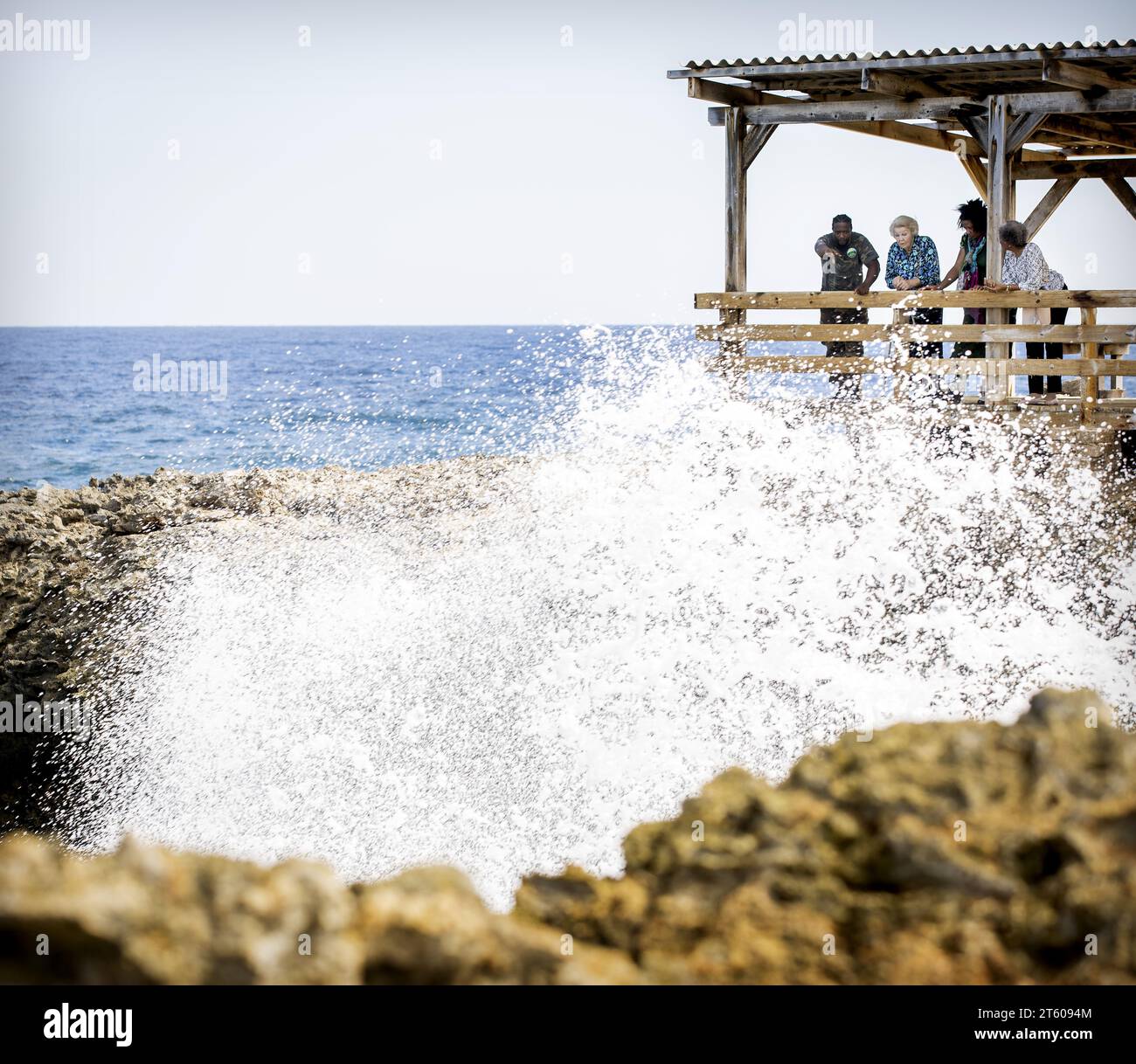 WILLEMSTAD - Princesse Beatrix lors d'une visite au parc national de Shete Boka. La visite de la Princesse Beatrix à Curaçao et Aruba est axée sur la protection des écosystèmes et les initiatives sociales. ANP KOEN VAN WEEL netherlands Out - belgique Out Banque D'Images