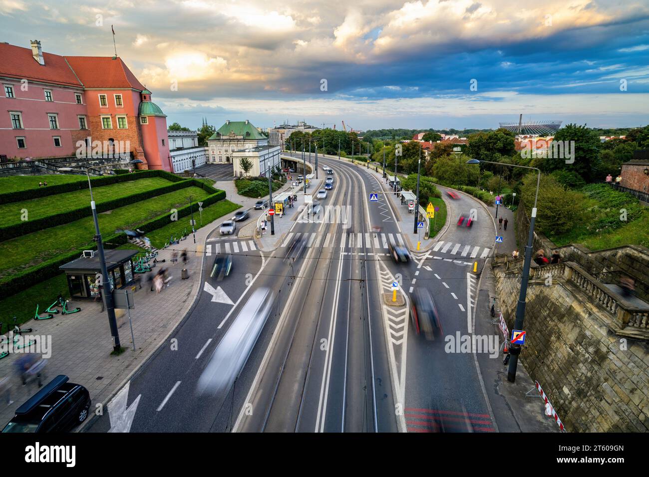 Paysage urbain étonnant avec des voitures de conduite floues dans le centre de la partie historique de Varsovie Banque D'Images