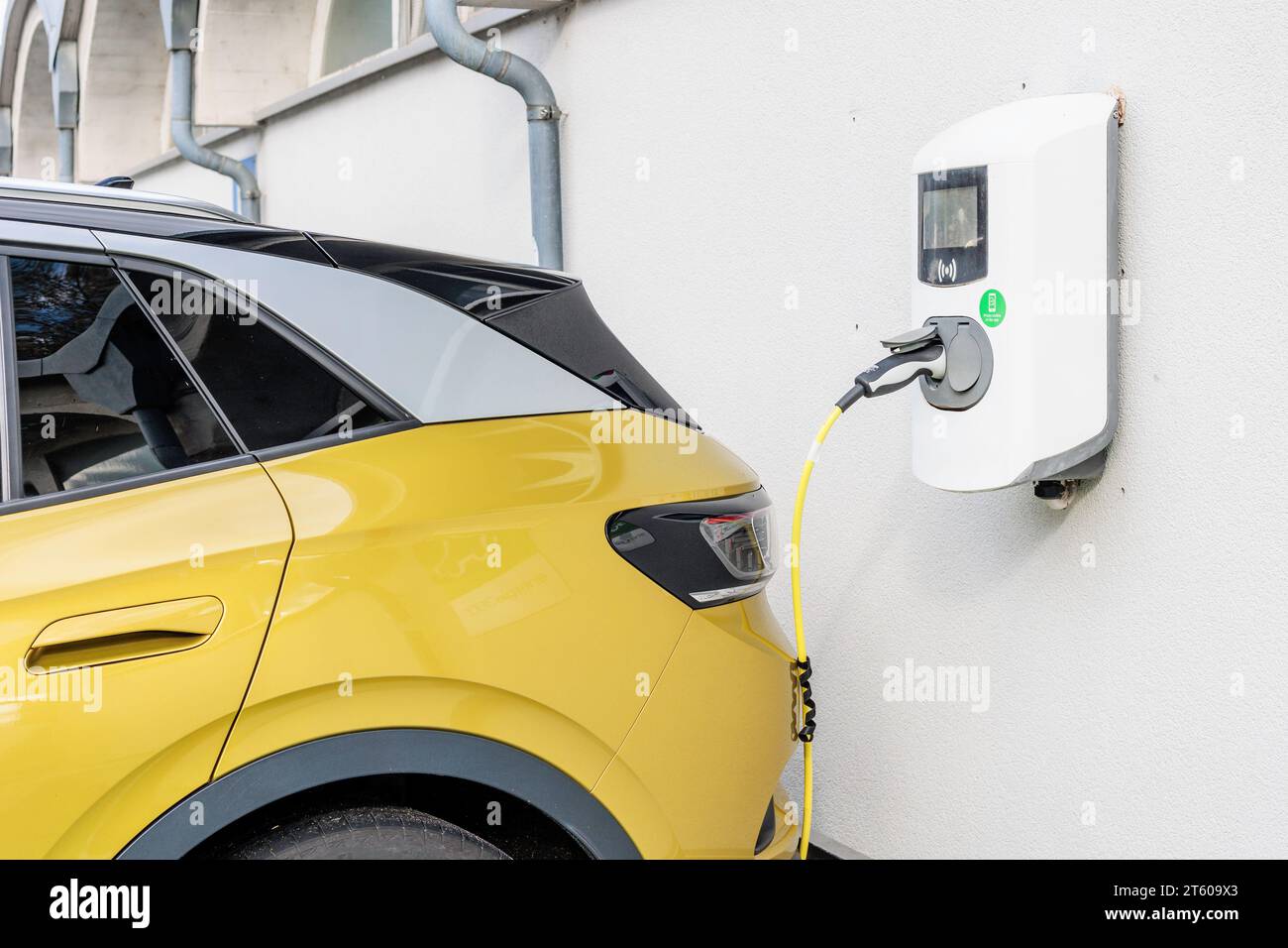 Recharge de voiture électrique à une station de recharge publique, vue de côté Sprache für mots clés : Deutsch Banque D'Images Recharge de voiture électrique à une station de recharge publique, vue de côté Sprache für mots clés : Deutsch Banque D'Images