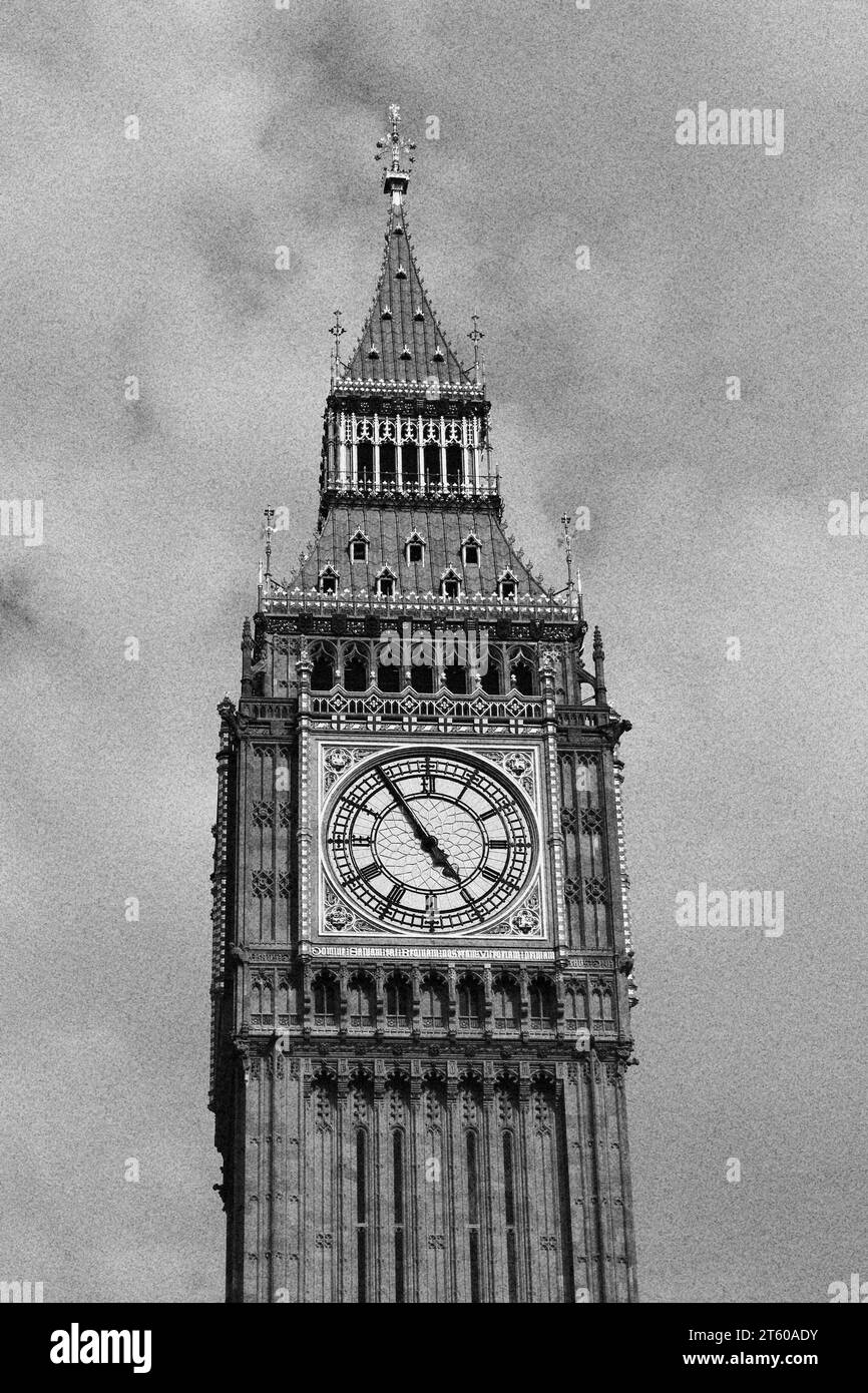 Photo granuleuse à l'ancienne du haut du cadran de l'horloge de la tour Elizabeth. Fond idéal de Westminster, économiseur d'écran britannique, chambres du Parlement, Big Ben Banque D'Images