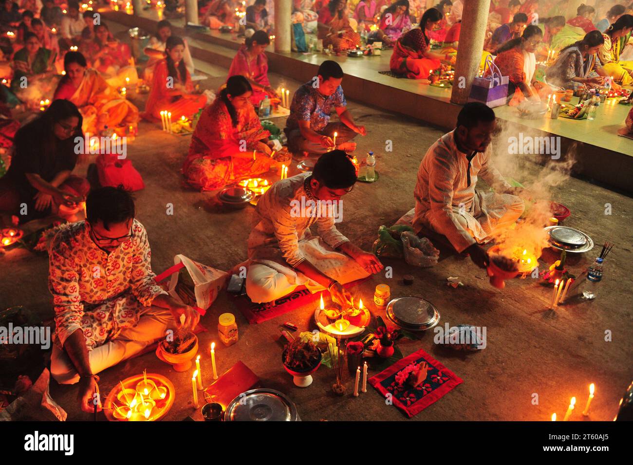 Sylhet, Bangladesh. 07 novembre 2023. Les dévots hindous sont assis ensemble sur le sol d'un temple pour observer le festival Rakher Upobash dans le temple Loknath à Sylhet, au Bangladesh. Lokenath Brahmachari qui est appelé Baba Lokenath était un saint hindou du 18e siècle et philosophe au Bengale. Le 07 novembre 2023 Sylhet, Bangladesh (photo de MD Rafayat Haque Khan / crédit : EYEPIX Group / Alamy Live News Banque D'Images