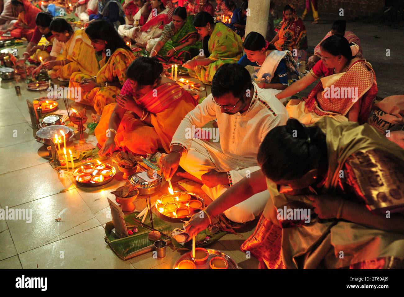 Sylhet, Bangladesh. 07 novembre 2023. Les dévots hindous sont assis ensemble sur le sol d'un temple pour observer le festival Rakher Upobash dans le temple Loknath à Sylhet, au Bangladesh. Lokenath Brahmachari qui est appelé Baba Lokenath était un saint hindou du 18e siècle et philosophe au Bengale. Le 07 novembre 2023 Sylhet, Bangladesh (photo de MD Rafayat Haque Khan / crédit : EYEPIX Group / Alamy Live News Banque D'Images