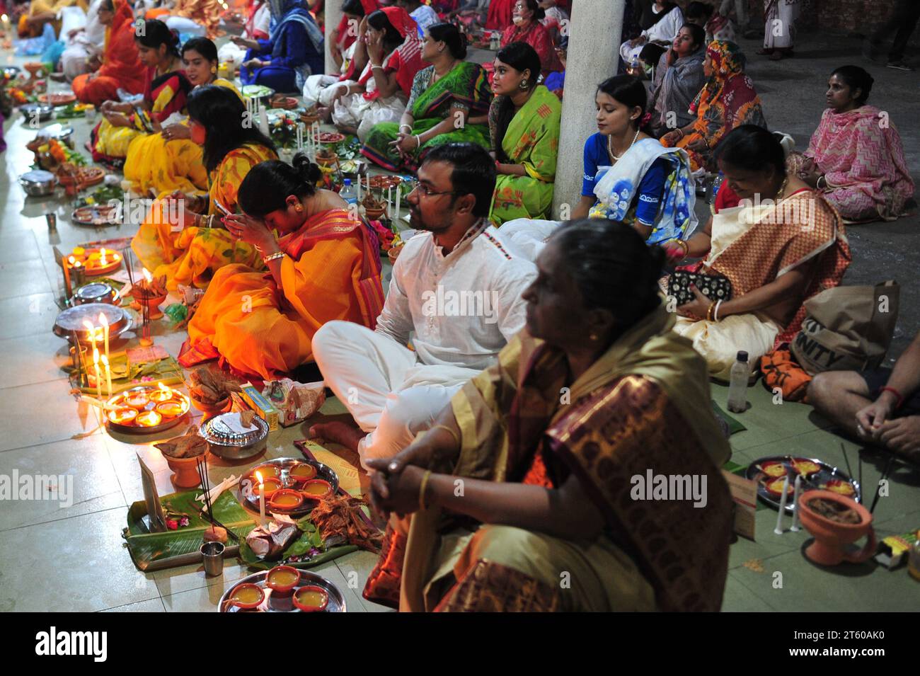 Sylhet, Bangladesh. 07 novembre 2023. Les dévots hindous sont assis ensemble sur le sol d'un temple pour observer le festival Rakher Upobash dans le temple Loknath à Sylhet, au Bangladesh. Lokenath Brahmachari qui est appelé Baba Lokenath était un saint hindou du 18e siècle et philosophe au Bengale. Le 07 novembre 2023 Sylhet, Bangladesh (photo de MD Rafayat Haque Khan / crédit : EYEPIX Group / Alamy Live News Banque D'Images