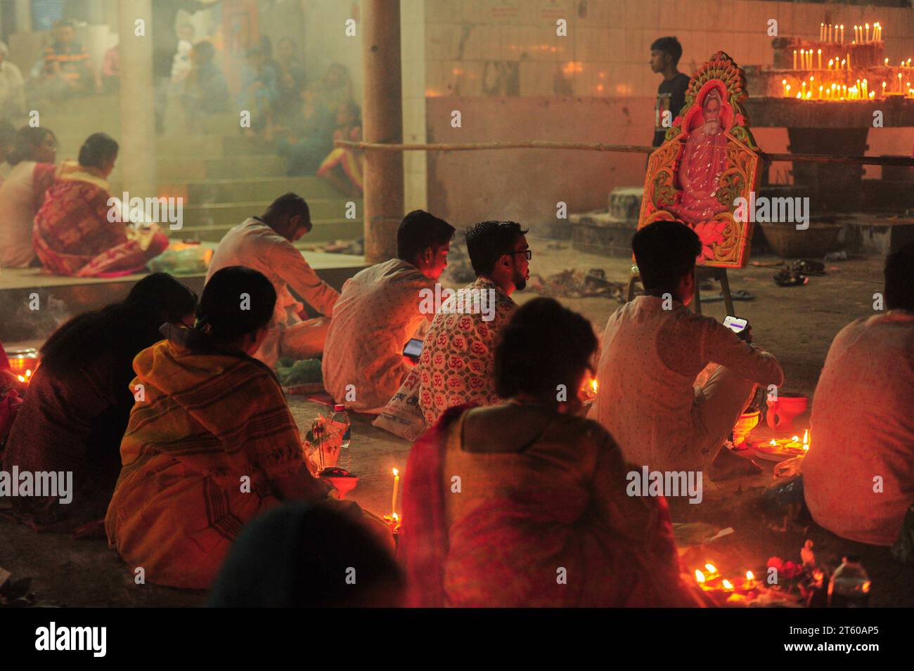 Sylhet, Bangladesh. 07 novembre 2023. Les dévots hindous sont assis ensemble sur le sol d'un temple pour observer le festival Rakher Upobash dans le temple Loknath à Sylhet, au Bangladesh. Lokenath Brahmachari qui est appelé Baba Lokenath était un saint hindou du 18e siècle et philosophe au Bengale. Le 07 novembre 2023 Sylhet, Bangladesh (photo de MD Rafayat Haque Khan / crédit : EYEPIX Group / Alamy Live News Banque D'Images