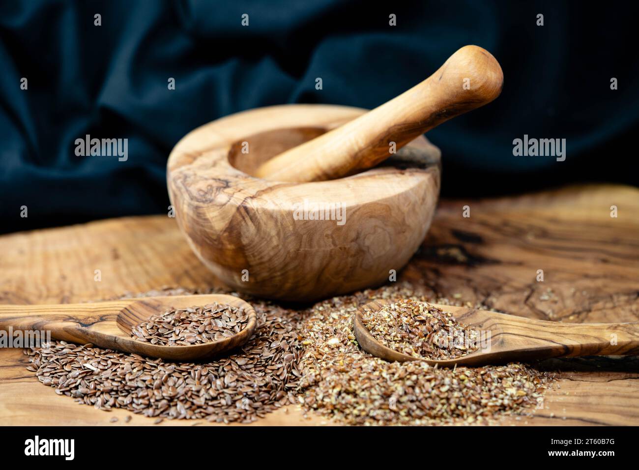 Un tas de graines de lin Linum usitatissimum sur bois d'olivier Banque D'Images