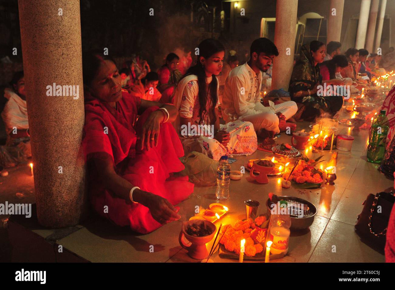 07 novembre 2023 Sylhet-Bangladesh : les dévots hindous s'assoient ensemble sur le sol d'un temple pour observer le festival Rakher Upobash dans le temple Loknath à Sylhet, Bangladesh. Lokenath Brahmachari qui est appelé Baba Lokenath était un saint hindou du 18e siècle et philosophe au Bengale. Le 07 novembre 2023 Sylhet, Bangladesh (crédit image : © MD Rafayat Haque Khan/eyepix via ZUMA Press Wire) USAGE ÉDITORIAL SEULEMENT! Non destiné à UN USAGE commercial ! Banque D'Images