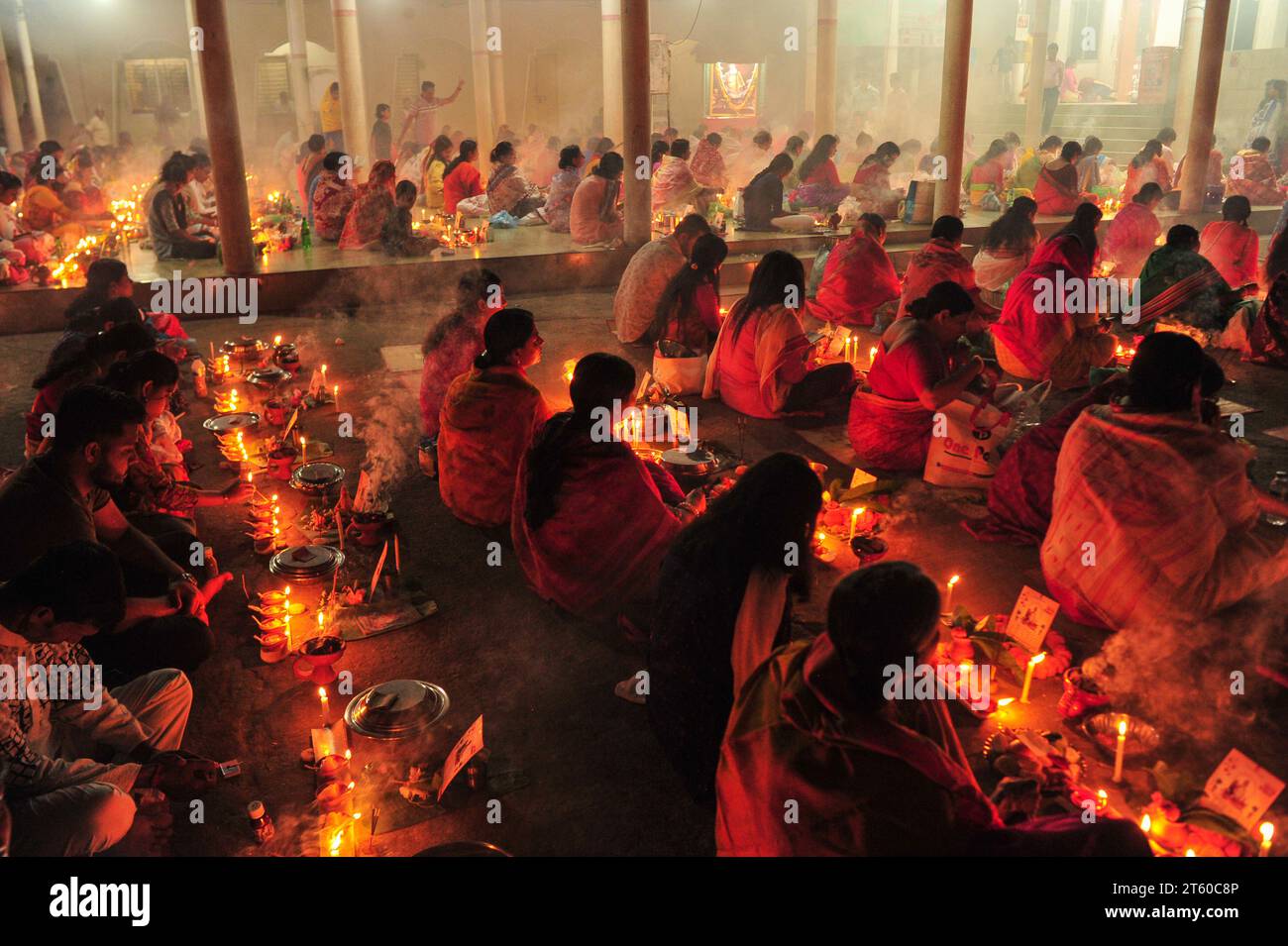 07 novembre 2023 Sylhet-Bangladesh : les dévots hindous s'assoient ensemble sur le sol d'un temple pour observer le festival Rakher Upobash dans le temple Loknath à Sylhet, Bangladesh. Lokenath Brahmachari qui est appelé Baba Lokenath était un saint hindou du 18e siècle et philosophe au Bengale. Le 07 novembre 2023 Sylhet, Bangladesh (crédit image : © MD Rafayat Haque Khan/eyepix via ZUMA Press Wire) USAGE ÉDITORIAL SEULEMENT! Non destiné à UN USAGE commercial ! Banque D'Images