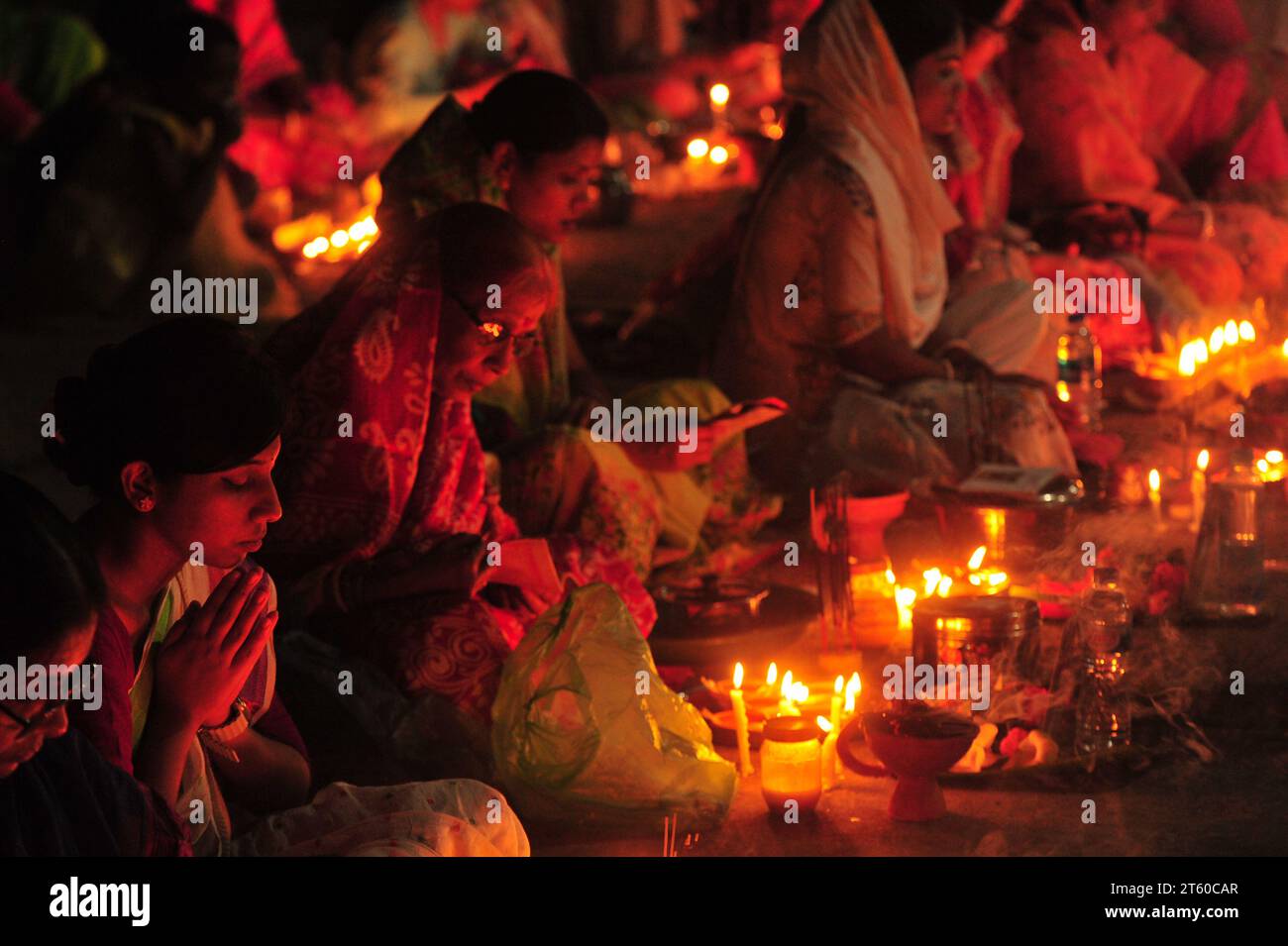 07 novembre 2023 Sylhet-Bangladesh : les dévots hindous s'assoient ensemble sur le sol d'un temple pour observer le festival Rakher Upobash dans le temple Loknath à Sylhet, Bangladesh. Lokenath Brahmachari qui est appelé Baba Lokenath était un saint hindou du 18e siècle et philosophe au Bengale. Le 07 novembre 2023 Sylhet, Bangladesh (crédit image : © MD Rafayat Haque Khan/eyepix via ZUMA Press Wire) USAGE ÉDITORIAL SEULEMENT! Non destiné à UN USAGE commercial ! Banque D'Images