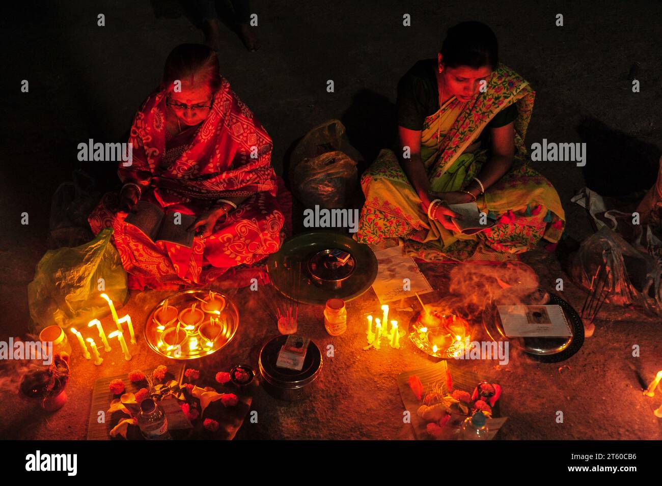 07 novembre 2023 Sylhet-Bangladesh : les dévots hindous s'assoient ensemble sur le sol d'un temple pour observer le festival Rakher Upobash dans le temple Loknath à Sylhet, Bangladesh. Lokenath Brahmachari qui est appelé Baba Lokenath était un saint hindou du 18e siècle et philosophe au Bengale. Le 07 novembre 2023 Sylhet, Bangladesh (crédit image : © MD Rafayat Haque Khan/eyepix via ZUMA Press Wire) USAGE ÉDITORIAL SEULEMENT! Non destiné à UN USAGE commercial ! Banque D'Images