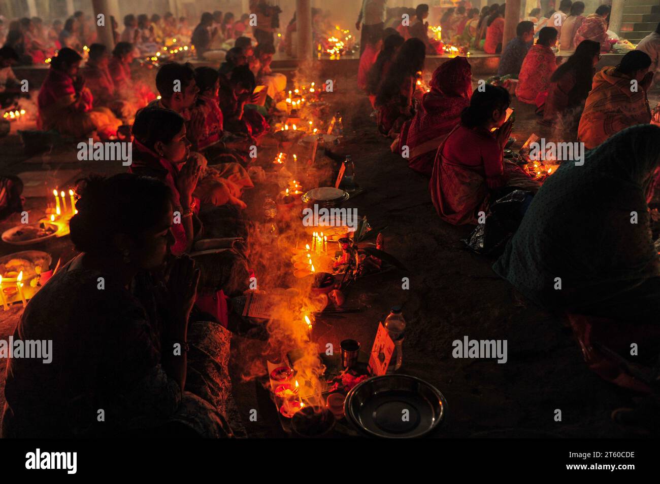 07 novembre 2023 Sylhet-Bangladesh : les dévots hindous s'assoient ensemble sur le sol d'un temple pour observer le festival Rakher Upobash dans le temple Loknath à Sylhet, Bangladesh. Lokenath Brahmachari qui est appelé Baba Lokenath était un saint hindou du 18e siècle et philosophe au Bengale. Le 07 novembre 2023 Sylhet, Bangladesh (crédit image : © MD Rafayat Haque Khan/eyepix via ZUMA Press Wire) USAGE ÉDITORIAL SEULEMENT! Non destiné à UN USAGE commercial ! Banque D'Images