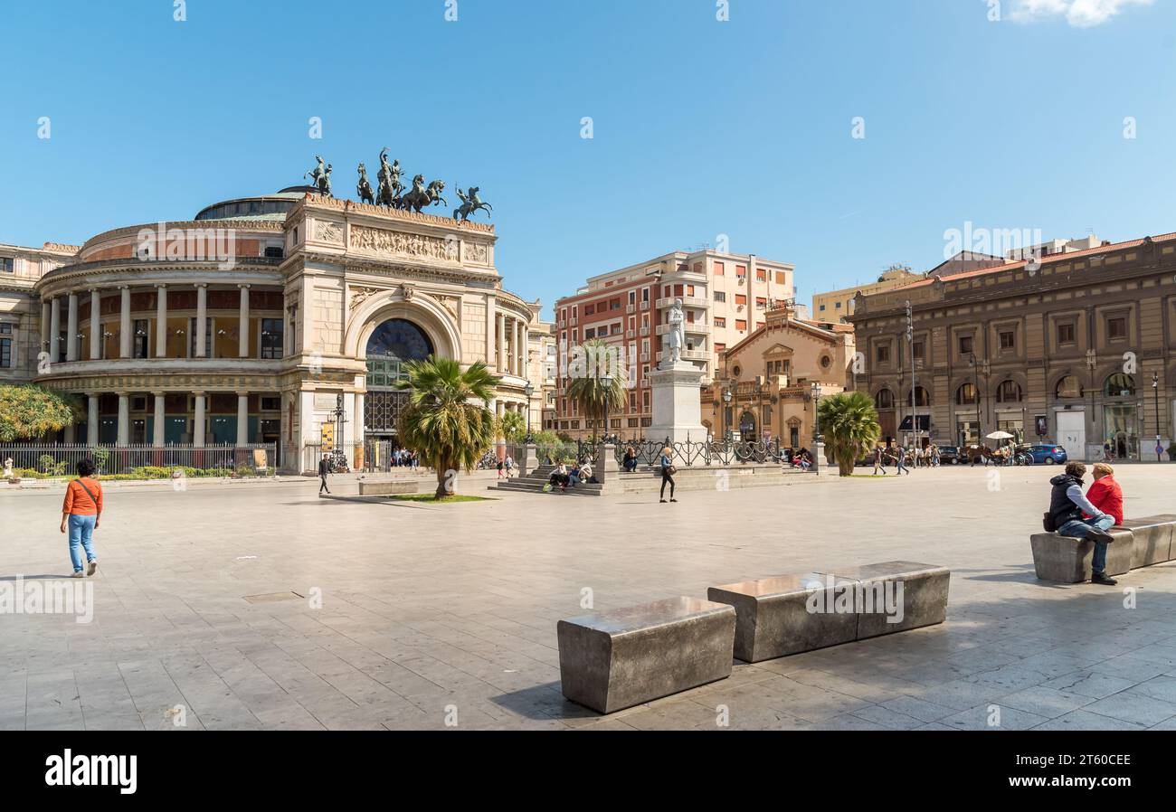 Palerme, Sicile, Italie - 7 octobre 2017 : vue du théâtre Politeama Garibaldi, situé sur la place Ruggero Settimo à Palerme. Banque D'Images