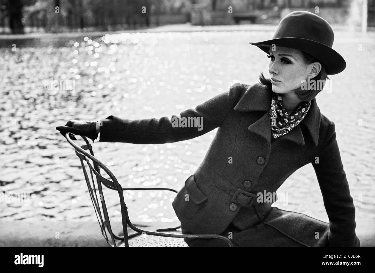 Années 1960, mannequin femme avec chapeau assis sur une chaise, jardin des Tuileries jardin, Paris, France, Europe, Banque D'Images