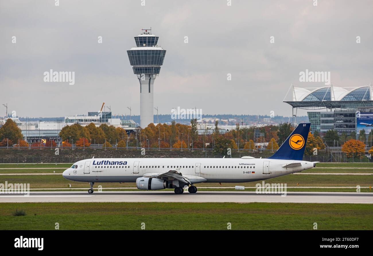 Lufthansa Ein Airbus A321-231 von Lufthansa landet auf der Südbahn des Flughafen München. Immatrikulation D-AIDT. München, Deutschland, 11.10.2022 *** Lufthansa un Airbus A321 231 de Lufthansa atterrit sur la piste sud de l'aéroport de Munich immatriculé D AIDT Munich, Allemagne, 11 10 2022 Banque D'Images