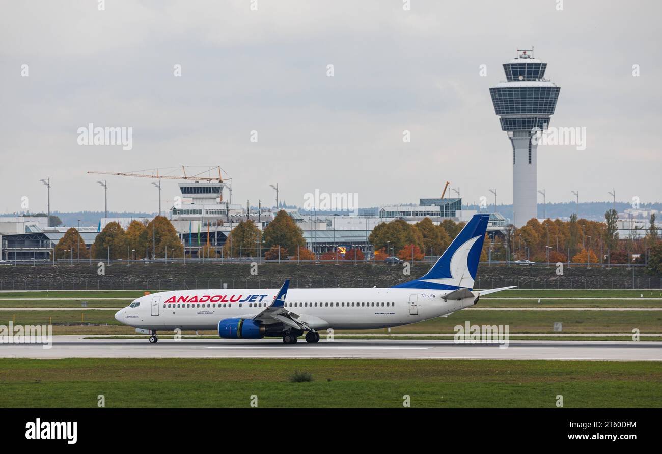 AnadoluJet Eine Boeing 737-8F2 der türkischen Fluggesellschaft Anadolujet landet auf der Südbahn des Flughafen München. Immatrikulation TC-JFK. München, Deutschland, 11.10.2022 *** Anadolujet Un Boeing 737 8F2 de la compagnie aérienne turque Anadolujet atterrit sur la piste sud de l'aéroport de Munich Enrollment TC JFK Munich, Allemagne, 11 10 2022 Credit : Imago/Alamy Live News Banque D'Images