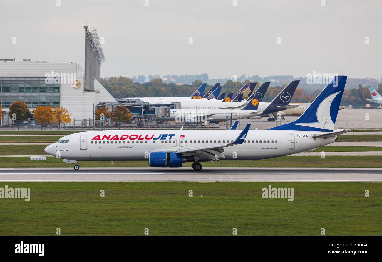 AnadoluJet Eine Boeing 737-8F2 der türkischen Fluggesellschaft Anadolujet landet auf der Südbahn des Flughafen München. Immatrikulation TC-JFK. München, Deutschland, 11.10.2022 *** Anadolujet Un Boeing 737 8F2 de la compagnie aérienne turque Anadolujet atterrit sur la piste sud de l'aéroport de Munich Enrollment TC JFK Munich, Allemagne, 11 10 2022 Credit : Imago/Alamy Live News Banque D'Images