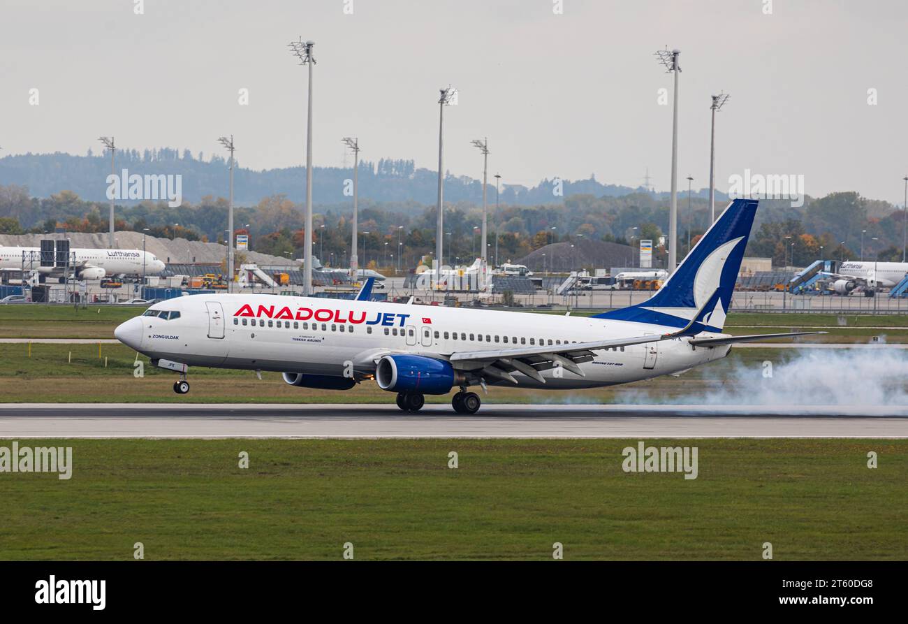 AnadoluJet Eine Boeing 737-8F2 der türkischen Fluggesellschaft Anadolujet landet auf der Südbahn des Flughafen München. Immatrikulation TC-JFK. München, Deutschland, 11.10.2022 *** Anadolujet Un Boeing 737 8F2 de la compagnie aérienne turque Anadolujet atterrit sur la piste sud de l'aéroport de Munich Enrollment TC JFK Munich, Allemagne, 11 10 2022 Credit : Imago/Alamy Live News Banque D'Images