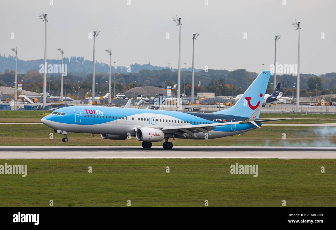 TUI Fly Eine Boeing 737-8K5 von TUI Fly landet auf der Sübahn des Flughafen München. Immatrikulation D-ATUO. München, Deutschland, 11.10.2022 *** TUI Fly Un Boeing 737 8K5 de TUI Fly atterrit sur la piste de l'aéroport de Munich immatriculation D ATUO Munich, Allemagne, 11 10 2022 crédit : Imago/Alamy Live News Banque D'Images