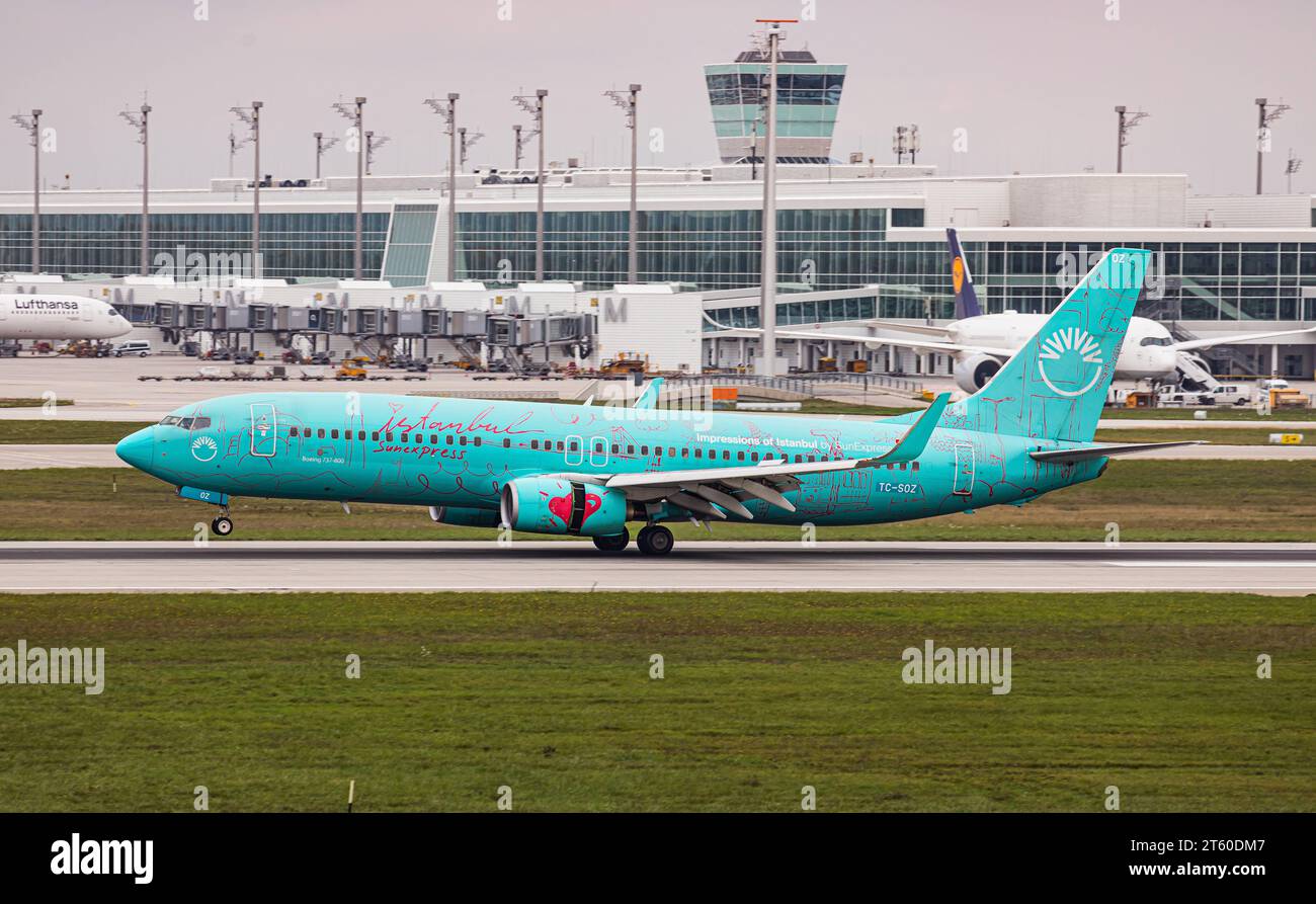 SunExpress Eine Boeing 737-8HX von Sun Express landet auf der Südbahn des Flughafen München. DAS Flugzeug trägt die Sonderbemalung mit dem Titel impressions d'Istanbul . Immatrikulation TC-SOZ. München, Deutschland, 11.10.2022 *** SunExpress Un Boeing 737 8HX de Sun Express atterrit sur la piste sud de l'aéroport de Munich l'avion est peint dans la livrée spéciale avec le titre impressions of Istanbul matriculation TC SOZ Munich, Allemagne, 11 10 2022 Banque D'Images