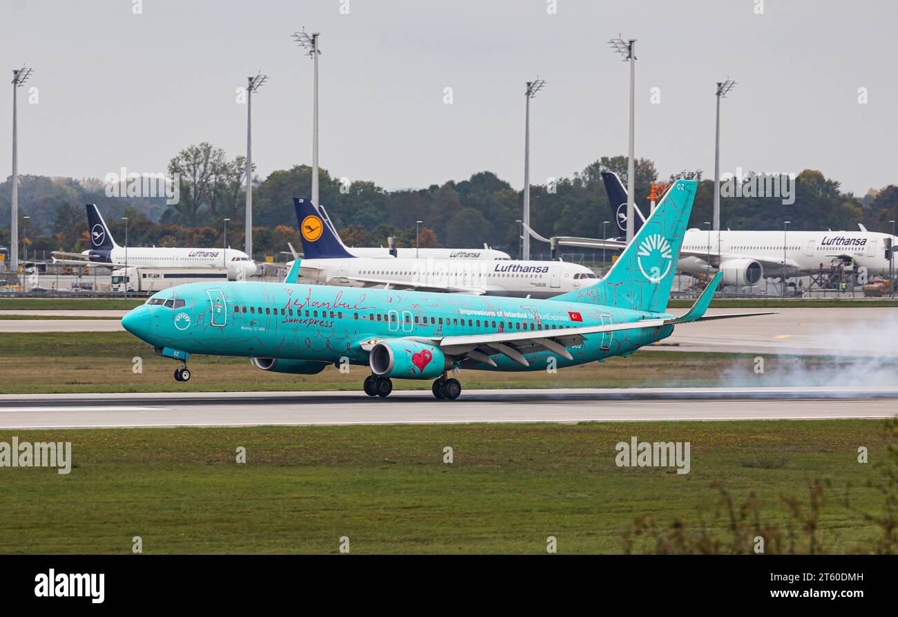 SunExpress Eine Boeing 737-8HX von Sun Express landet auf der Südbahn des Flughafen München. DAS Flugzeug trägt die Sonderbemalung mit dem Titel impressions d'Istanbul . Immatrikulation TC-SOZ. München, Deutschland, 11.10.2022 *** SunExpress Un Boeing 737 8HX de Sun Express atterrit sur la piste sud de l'aéroport de Munich l'avion est peint dans la livrée spéciale avec le titre impressions of Istanbul matriculation TC SOZ Munich, Allemagne, 11 10 2022 Banque D'Images