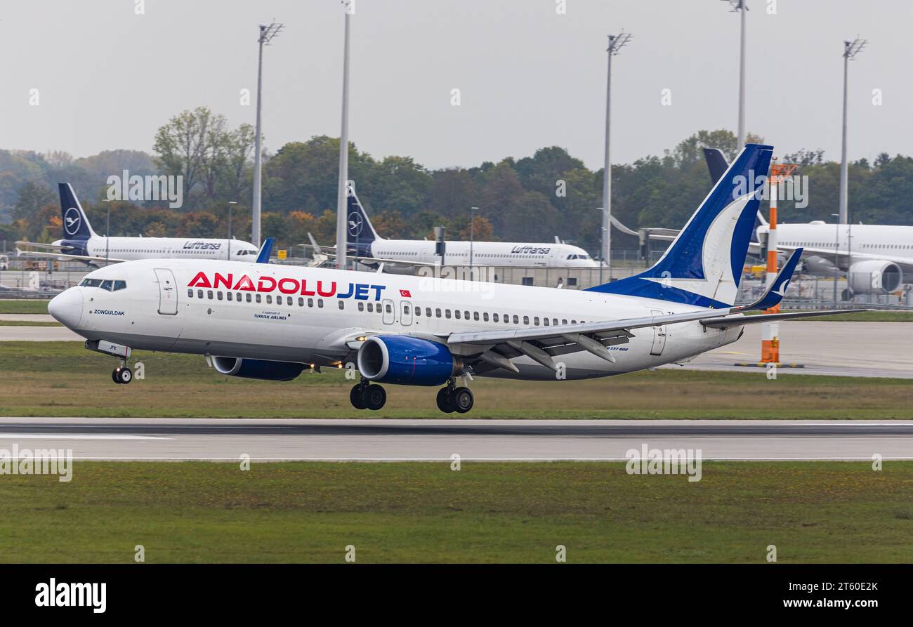 AnadoluJet Eine Boeing 737-8F2 der türkischen Fluggesellschaft Anadolujet landet auf der Südbahn des Flughafen München. Immatrikulation TC-JFK. München, Deutschland, 11.10.2022 *** Anadolujet Un Boeing 737 8F2 de la compagnie aérienne turque Anadolujet atterrit sur la piste sud de l'aéroport de Munich Enrollment TC JFK Munich, Allemagne, 11 10 2022 Credit : Imago/Alamy Live News Banque D'Images