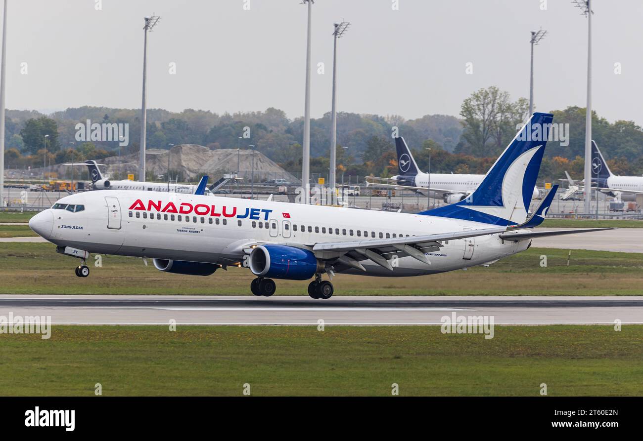 AnadoluJet Eine Boeing 737-8F2 der türkischen Fluggesellschaft Anadolujet landet auf der Südbahn des Flughafen München. Immatrikulation TC-JFK. München, Deutschland, 11.10.2022 *** Anadolujet Un Boeing 737 8F2 de la compagnie aérienne turque Anadolujet atterrit sur la piste sud de l'aéroport de Munich Enrollment TC JFK Munich, Allemagne, 11 10 2022 Credit : Imago/Alamy Live News Banque D'Images