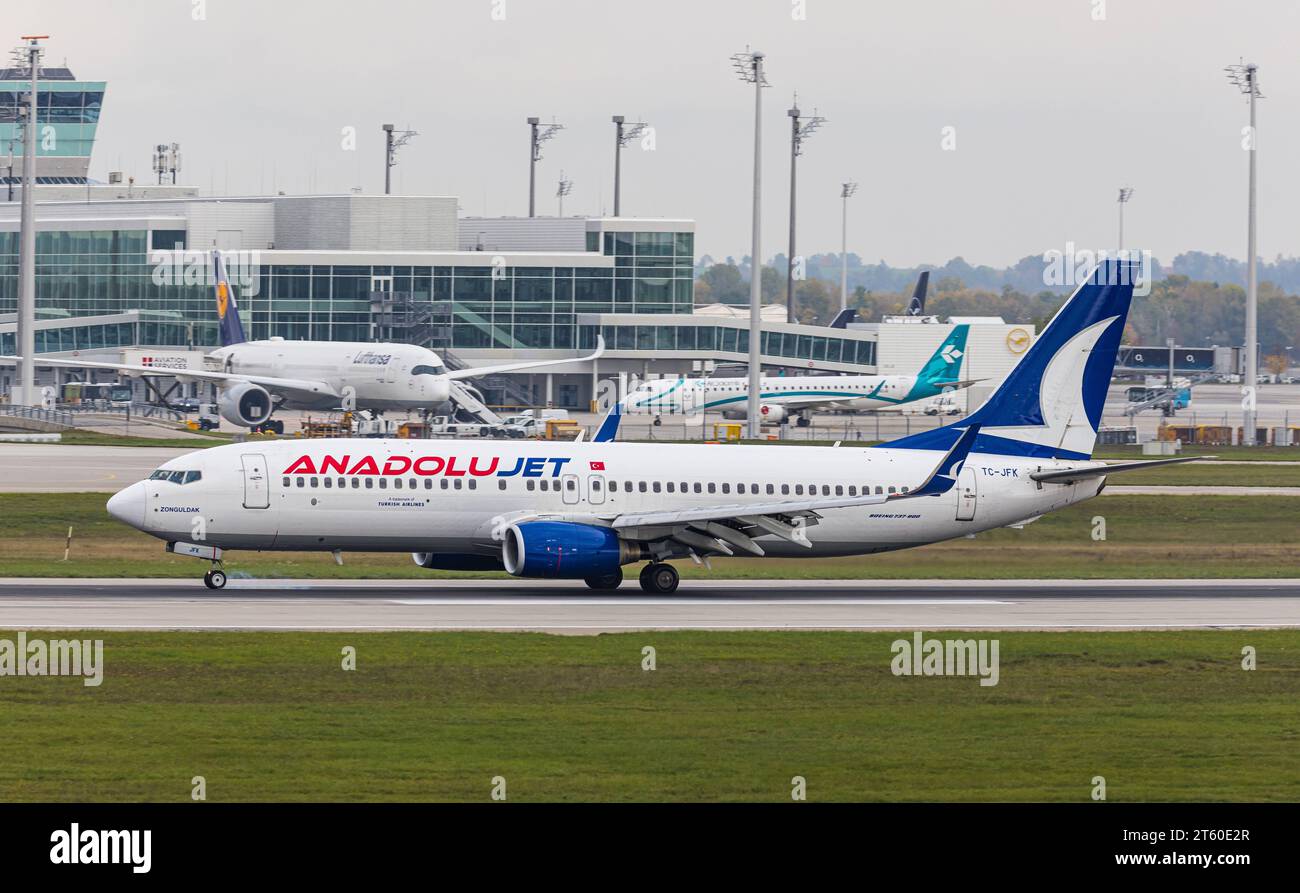 AnadoluJet Eine Boeing 737-8F2 der türkischen Fluggesellschaft Anadolujet landet auf der Südbahn des Flughafen München. Immatrikulation TC-JFK. München, Deutschland, 11.10.2022 *** Anadolujet Un Boeing 737 8F2 de la compagnie aérienne turque Anadolujet atterrit sur la piste sud de l'aéroport de Munich Enrollment TC JFK Munich, Allemagne, 11 10 2022 Credit : Imago/Alamy Live News Banque D'Images