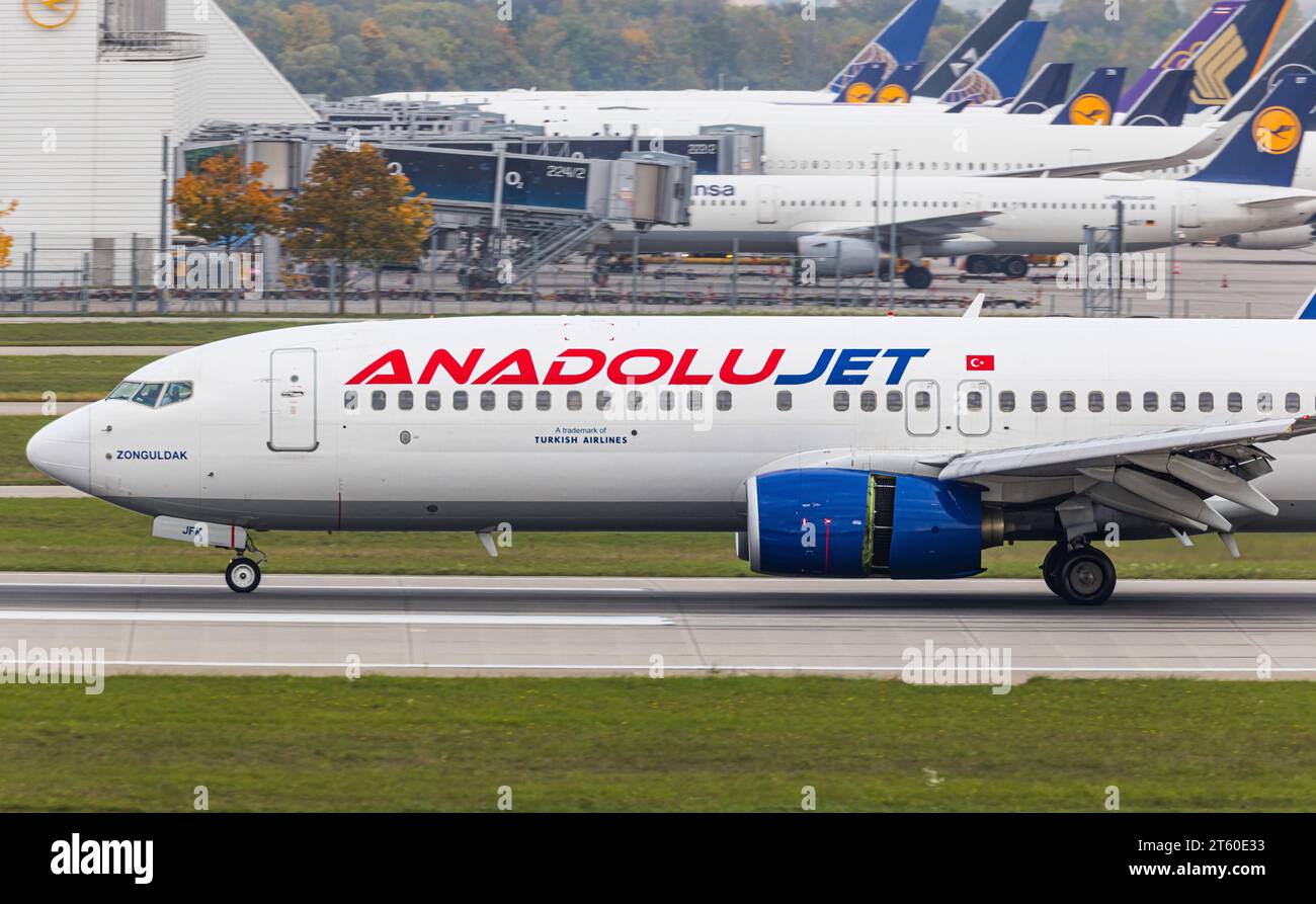 AnadoluJet Eine Boeing 737-8F2 der türkischen Fluggesellschaft Anadolujet landet auf der Südbahn des Flughafen München. Immatrikulation TC-JFK. München, Deutschland, 11.10.2022 *** Anadolujet Un Boeing 737 8F2 de la compagnie aérienne turque Anadolujet atterrit sur la piste sud de l'aéroport de Munich Enrollment TC JFK Munich, Allemagne, 11 10 2022 Credit : Imago/Alamy Live News Banque D'Images