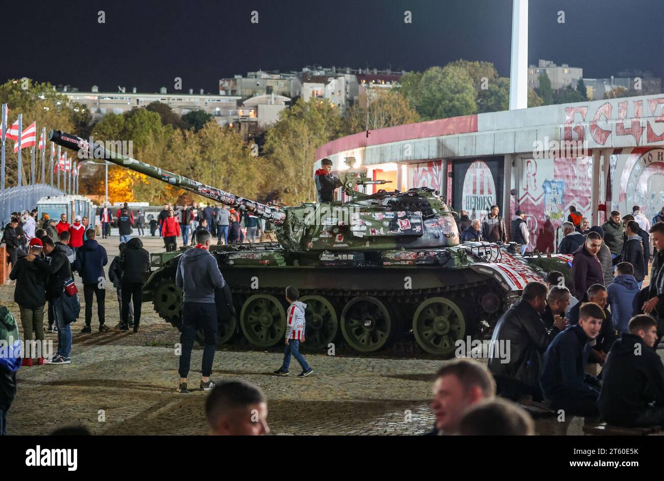 Belgrad, Serbie. 07 novembre 2023. Football : Ligue des Champions, phase de groupes, Groupe G, Journée 4 Red Star Belgrade - RB Leipzig au Rajko Mitic Stadium. Les supporters du Red Star Belgrade se tiennent autour d'un char T-55 devant le stade. Le char a été garé par des supporters devant le stade en 2019. Crédit : Jan Woitas/dpa/Alamy Live News Banque D'Images