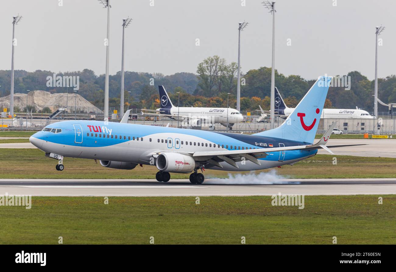 TUI Fly Eine Boeing 737-8K5 von TUI Fly landet auf der Sübahn des Flughafen München. Immatrikulation D-ATUO. München, Deutschland, 11.10.2022 *** TUI Fly Un Boeing 737 8K5 de TUI Fly atterrit sur la piste de l'aéroport de Munich immatriculation D ATUO Munich, Allemagne, 11 10 2022 crédit : Imago/Alamy Live News Banque D'Images