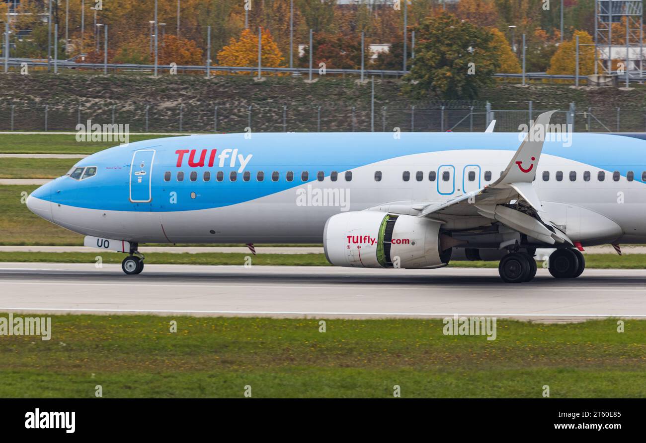 TUI Fly Eine Boeing 737-8K5 von TUI Fly landet auf der Sübahn des Flughafen München. Immatrikulation D-ATUO. München, Deutschland, 11.10.2022 *** TUI Fly Un Boeing 737 8K5 de TUI Fly atterrit sur la piste de l'aéroport de Munich immatriculation D ATUO Munich, Allemagne, 11 10 2022 crédit : Imago/Alamy Live News Banque D'Images