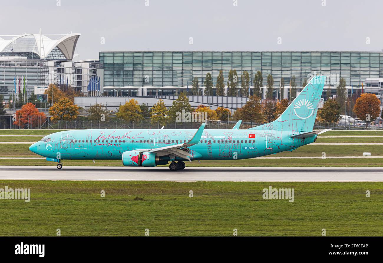 SunExpress Eine Boeing 737-8HX von Sun Express landet auf der Südbahn des Flughafen München. DAS Flugzeug trägt die Sonderbemalung mit dem Titel impressions d'Istanbul . Immatrikulation TC-SOZ. München, Deutschland, 11.10.2022 *** SunExpress Un Boeing 737 8HX de Sun Express atterrit sur la piste sud de l'aéroport de Munich l'avion est peint dans la livrée spéciale avec le titre impressions of Istanbul matriculation TC SOZ Munich, Allemagne, 11 10 2022 crédit : Imago/Alamy Live News Banque D'Images