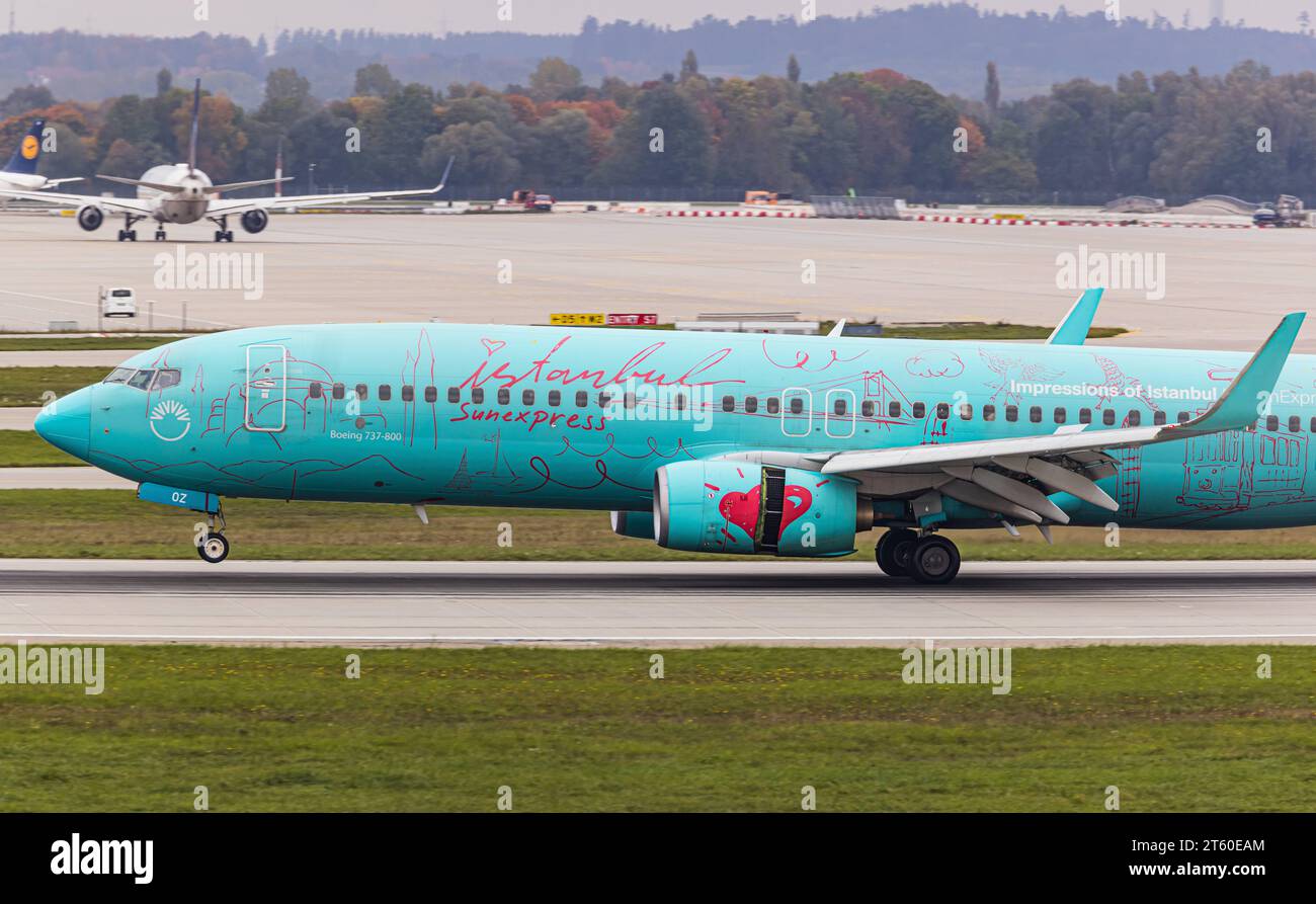 SunExpress Eine Boeing 737-8HX von Sun Express landet auf der Südbahn des Flughafen München. DAS Flugzeug trägt die Sonderbemalung mit dem Titel impressions d'Istanbul . Immatrikulation TC-SOZ. München, Deutschland, 11.10.2022 *** SunExpress Un Boeing 737 8HX de Sun Express atterrit sur la piste sud de l'aéroport de Munich l'avion est peint dans la livrée spéciale avec le titre impressions of Istanbul matriculation TC SOZ Munich, Allemagne, 11 10 2022 crédit : Imago/Alamy Live News Banque D'Images