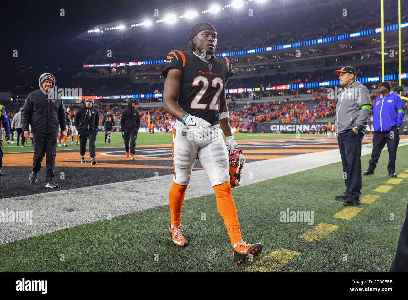 Cincinnati Bengals cornerback Chidobe Awuzie (22) leaves the field after an NFL football game against the Buffalo Bills, Monday, Nov. 6, 2023, in Cincinnati. The Bengals defeated the Bills 24-18. (AP Photo/Gary McCullough) Banque D'Images