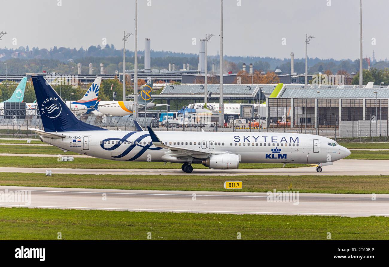 KLM Royal Dutch Airlines Eine Boeing 737-9K2 von KLM Dutch Royal Ailrines Rollt nach der Landung auf der Südbahn des Flughafen München von der Startbahn zum terminal. Immatriukaltion pH-BXO. München, Deutschland, 11.10.2022 *** KLM Royal Dutch Airlines Un Boeing 737 9K2 de KLM Dutch Royal Ailrines taxis de la piste au terminal Immatriukaltion pH BXO Munich, Allemagne, 11 10 2022 après avoir atterri sur la piste sud de l'aéroport de Munich crédit : Imago/Alamy Live News Banque D'Images