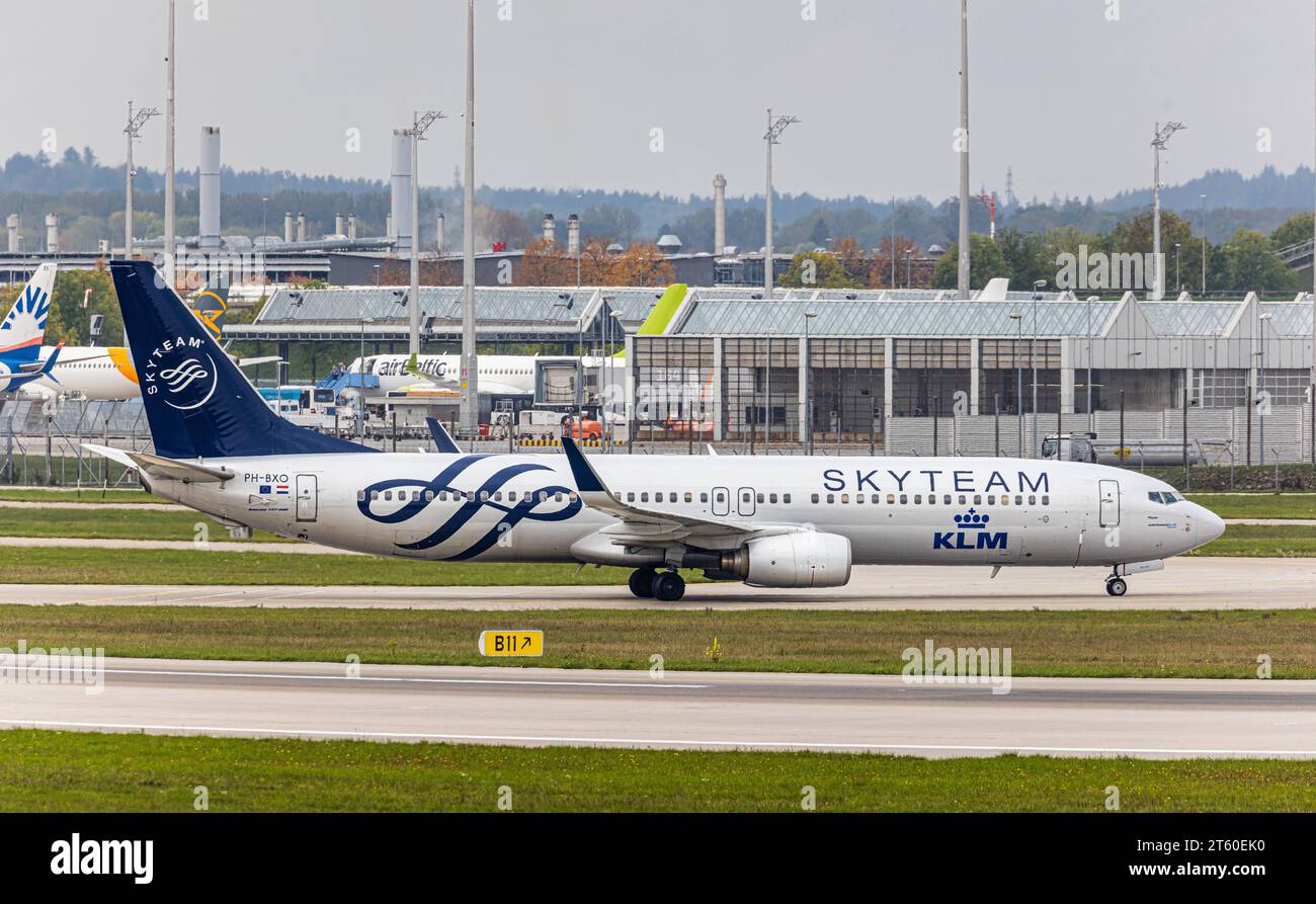 KLM Royal Dutch Airlines Eine Boeing 737-9K2 von KLM Dutch Royal Ailrines Rollt nach der Landung auf der Südbahn des Flughafen München von der Startbahn zum terminal. Immatriukaltion pH-BXO. München, Deutschland, 11.10.2022 *** KLM Royal Dutch Airlines Un Boeing 737 9K2 de KLM Dutch Royal Ailrines taxis de la piste au terminal Immatriukaltion pH BXO Munich, Allemagne, 11 10 2022 après avoir atterri sur la piste sud de l'aéroport de Munich crédit : Imago/Alamy Live News Banque D'Images