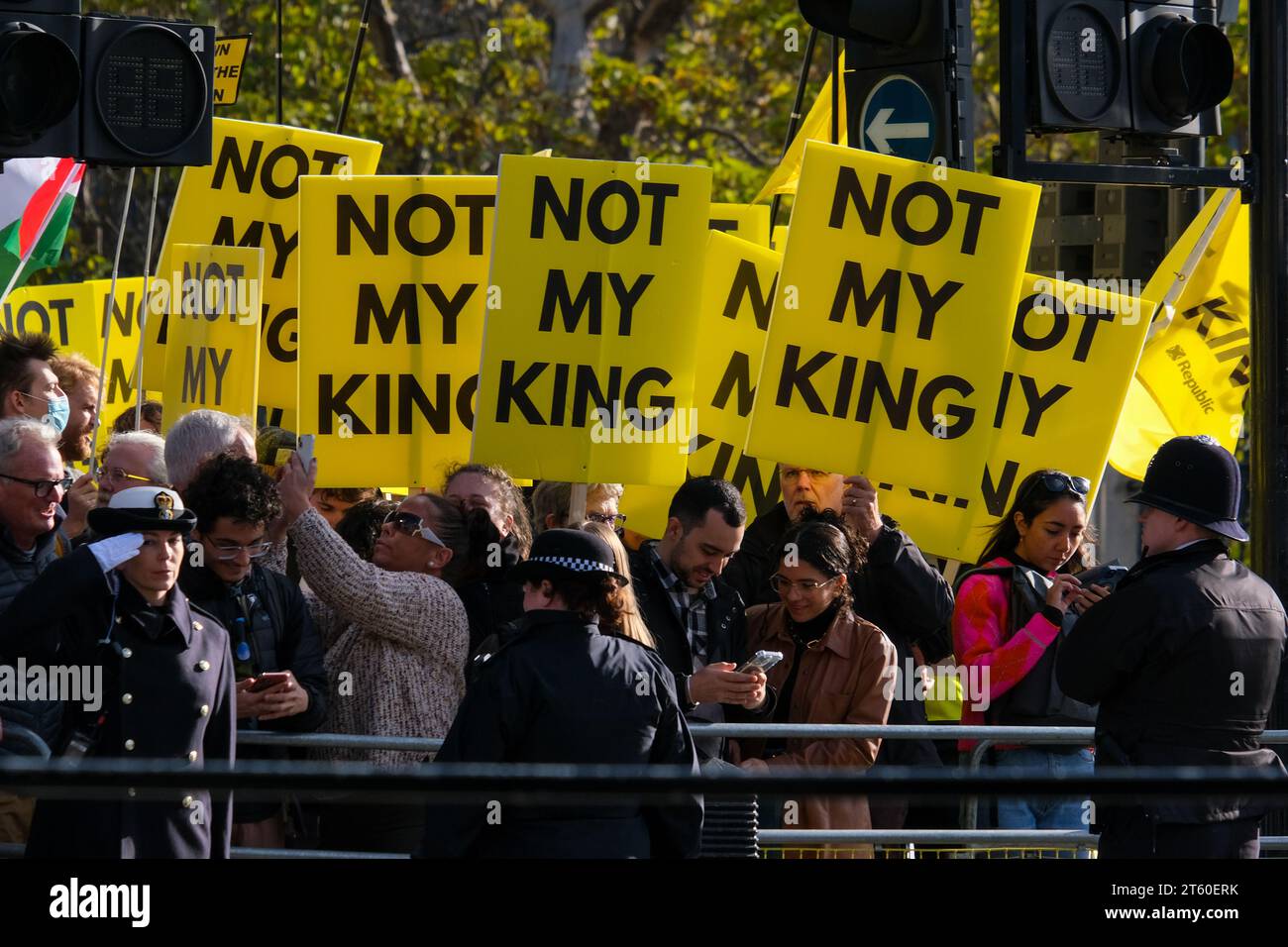 Londres, Royaume-Uni. 7 novembre 2023. Une manifestation organisée par Republic, un groupe de pression anti-royaliste, a lieu le long de la procession d'ouverture du Parlement, qui marque le début officiel de l'année parlementaire, et a été la première pour le roi Charles depuis son accession au trône. Crédit : Photographie de onzième heure / Alamy Live News Banque D'Images