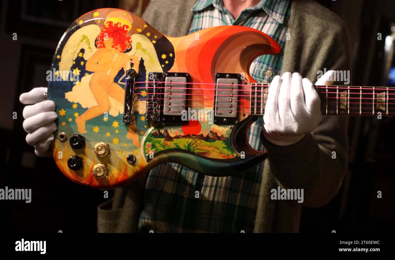 New York, New York, États-Unis. 6 novembre 2023. Eric Clapton Cream Stage-Played 1964 ''˜Fool' Gibson SG guitare électrique estimée à 1 millions de dollars - 2 millions de dollars vu lors de l'avant-première presse pour Julian's Auctions 'Played, Worn and Torn : Rock 'N' Roll Iconic Guitars and Memorabilia' tenue au Hard Rock Cafe New York à Times Square. (Image de crédit : © Nancy Kaszerman/ZUMA Press Wire) USAGE ÉDITORIAL SEULEMENT! Non destiné à UN USAGE commercial ! Banque D'Images