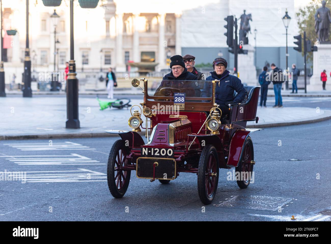1904 voiture de Dion bouton participant à la course de voitures vétérans de Londres à Brighton, événement automobile vintage en passant par Westminster, Londres, Royaume-Uni Banque D'Images