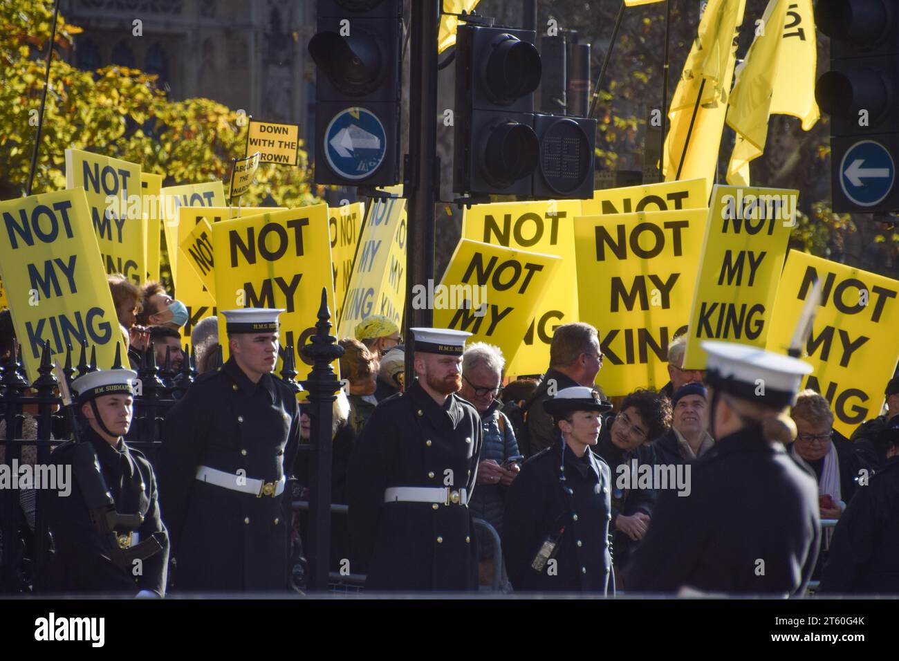 Londres, Royaume-Uni. 7 novembre 2023. Les manifestants brandissent des pancartes Not My King alors que la procession traverse Westminster. Les manifestants anti-monarchie se rassemblèrent le long de Whitehall et de Parliament Street alors que le roi Charles III arrivait pour son premier discours au Parlement. Crédit : Vuk Valcic/Alamy Live News Banque D'Images