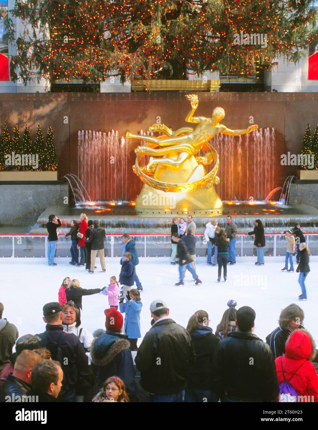 Patinoire Rockefeller Center plaza. Patineurs. Sapin de Noël et statue dorée de Prometheus. Les gens patinent à New York City USA Banque D'Images