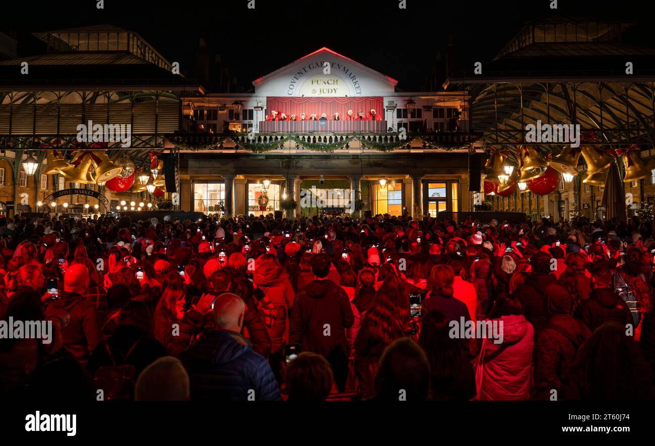 USAGE ÉDITORIAL RÉSERVÉ AUX interprètes de six The musical et London International Gospel Choir lors de l'allumage des lumières de Noël de Covent Garden dans le centre de Londres. Date de la photo : mardi 7 novembre 2023. Banque D'Images