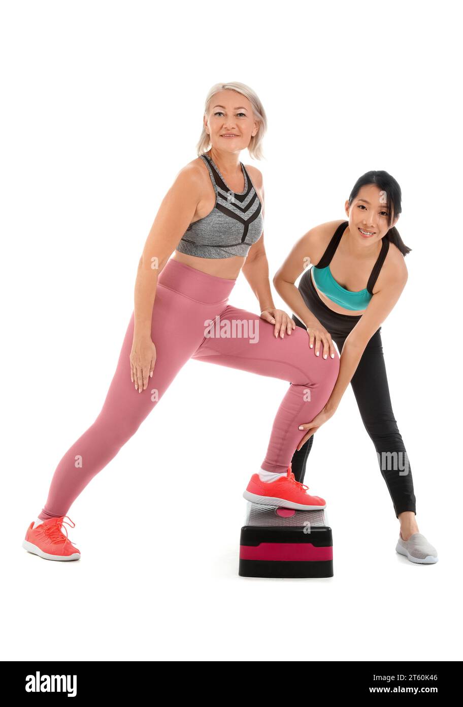 Formation de femme mature avec stepper et thérapeute de réadaptation sur fond blanc Banque D'Images